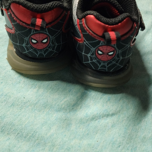 Spiderman size 6 shoes - Picture 4 of 7